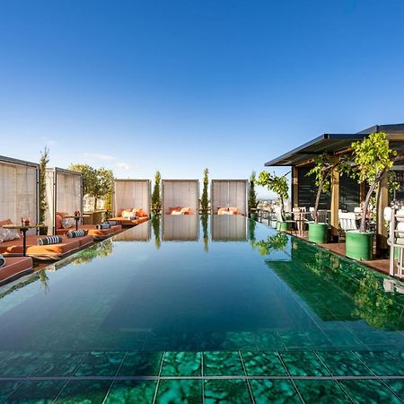 Bless Hotel Madrid - The Leading Hotels Of The World Εξωτερικό φωτογραφία The rooftop pool at the hotel