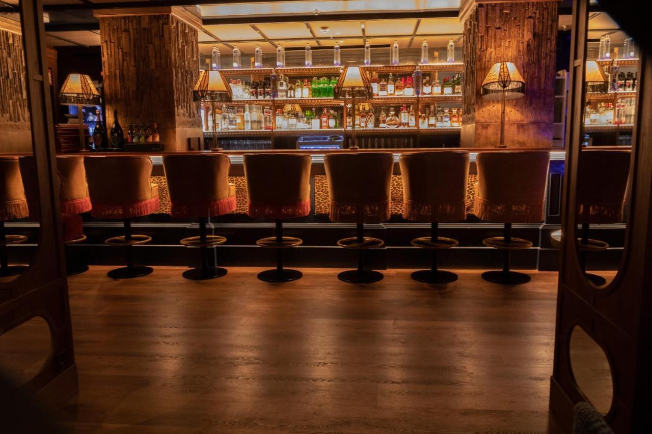 Bless Hotel Madrid - The Leading Hotels Of The World Εξωτερικό φωτογραφία The bar at the restaurant