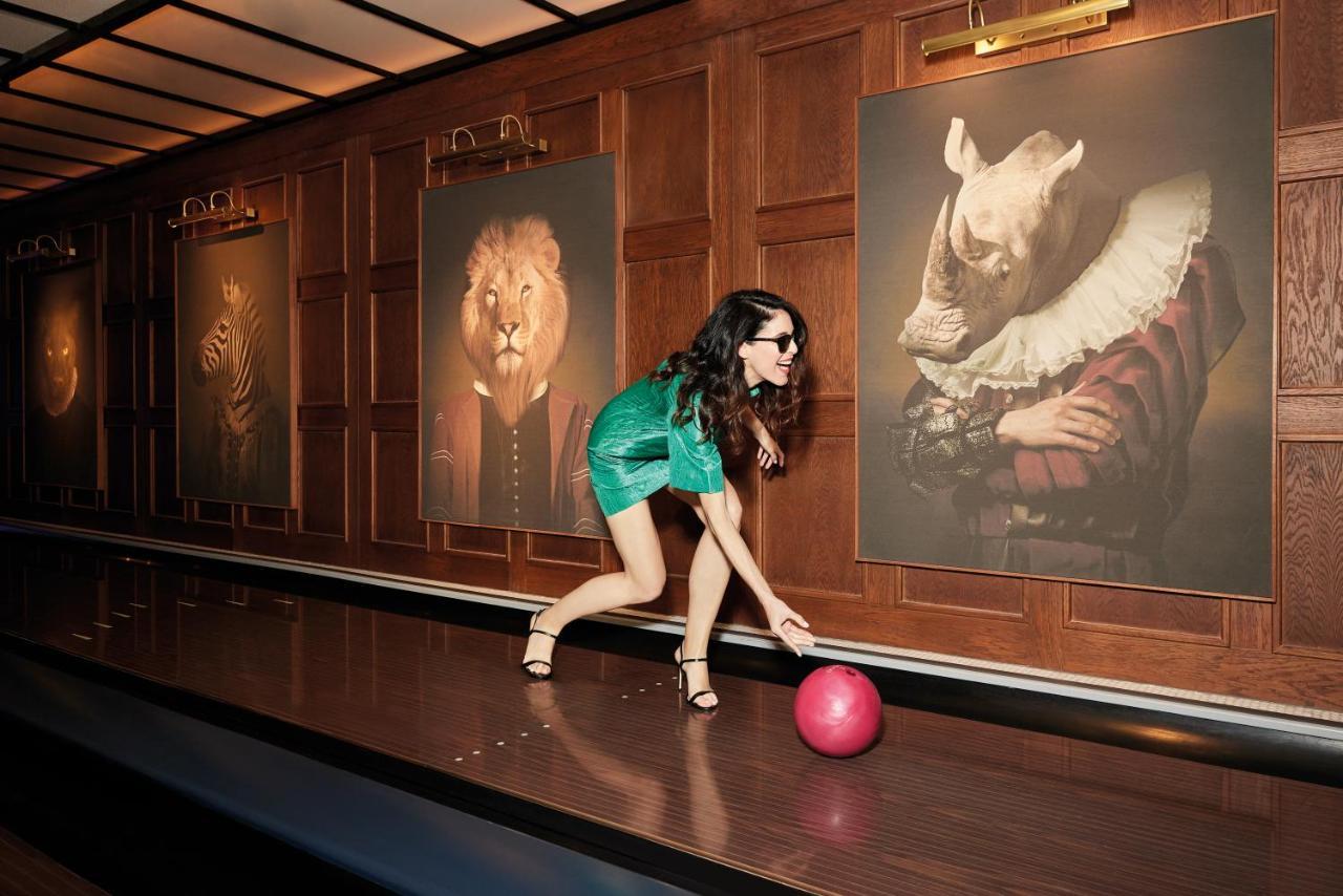 Bless Hotel Madrid - The Leading Hotels Of The World Εξωτερικό φωτογραφία A woman bowling