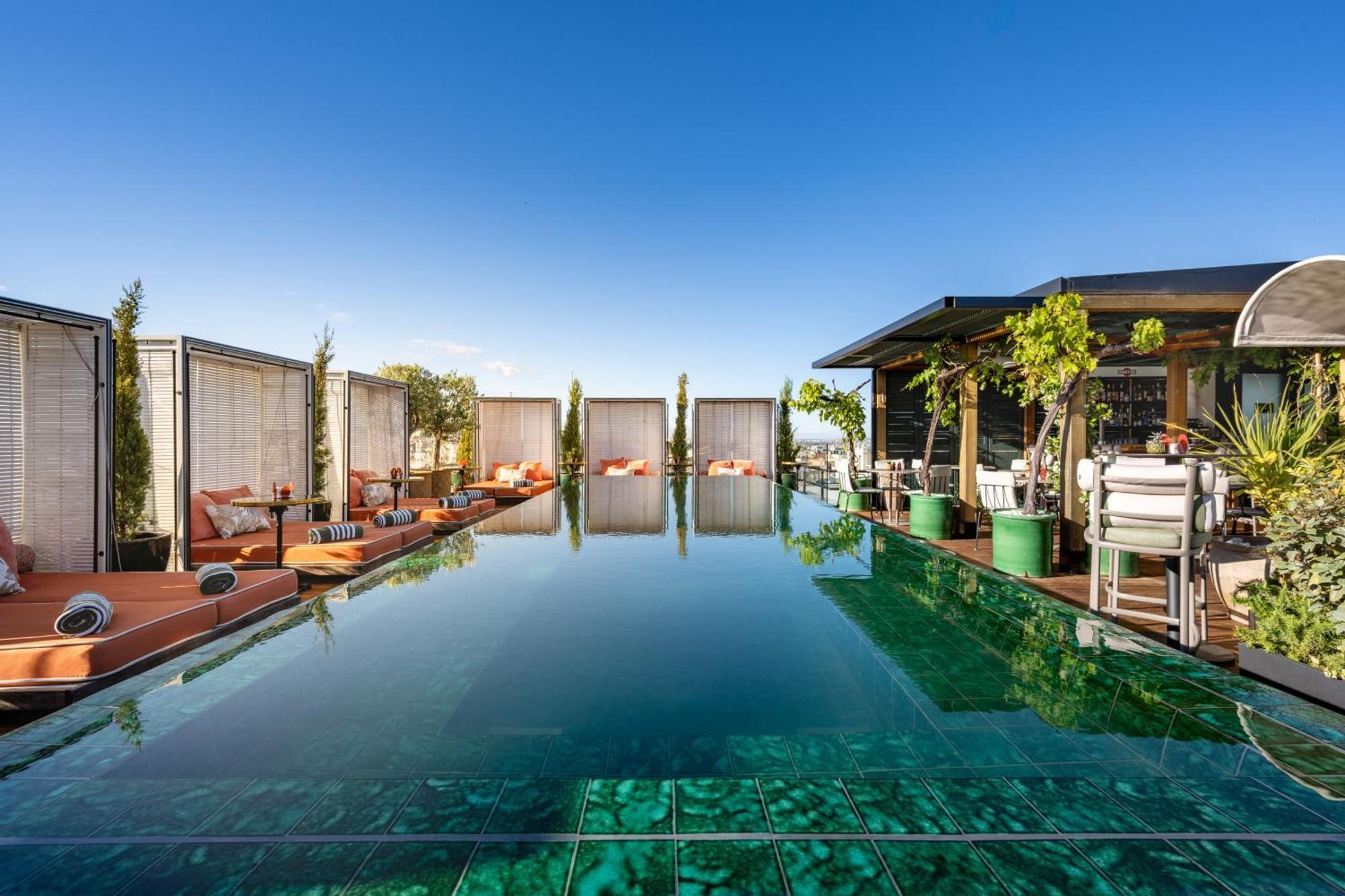 Bless Hotel Madrid - The Leading Hotels Of The World Εξωτερικό φωτογραφία The rooftop pool at the hotel